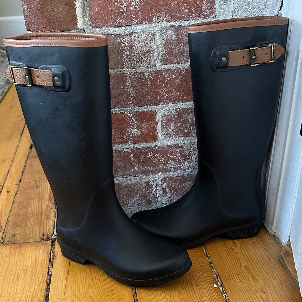 chooka Black Rain Boots with Brown Trim Interior Red Lining
